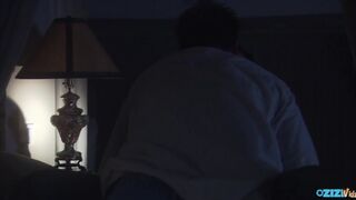 Εφηβικό κορίτσι είναι χάλια και καβαλάει την ουρά στο κρεβάτι πριν κοιμηθεί