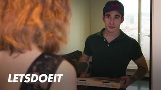 Κλέβεις το μουνί Άριαν Πρώτα η Τζόι πηδάει το αγόρι της και μετά ο ντελιβεράς την γαμάει καλά