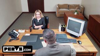 Ζεστό MILF Στραγγίζει το πουλί του διευθυντή με τις βρώμικες τρύπες της για να σώσει το μέλλον της κόρης της
