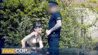 Η αστυνομία πηδάει τη μελαχρινή και πυροβολεί τα γυαλιά της. Ψεύτικη μπριζόλα