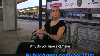 PublicAgent - θλιμμένο κορίτσι που περιμένει το τρένο