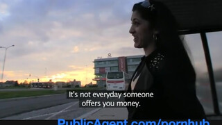PublicAgent - σέξι Ασιάτισσα γκόμενα που μαζεύτηκε στη στάση λεωφορείου