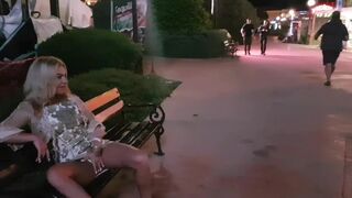 Τρελή Ρωσίδα που αυνανίζεται και κατουράει στον δημόσιο δρόμο