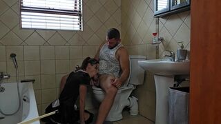 Μικρή σκύλα που suckφάει ένα τεράστιο πουλί στο wc