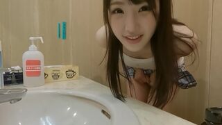 Χαριτωμένο Γιαπωνέζικο κορίτσι γαμήθηκε σε ένα συνηθισμένο καφέ με παιχνίδια και πίπες
