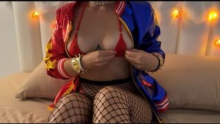 Ο Ufo γαμάει την καυτή Harley Quinn με ένα κόκκινο μπικίνι μικροκυμάτων σε κάθε τρύπα