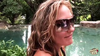 Ξανθιά και μελαχρινή κοπέλα μοιράζονται ένα πουλί με καυτό πρωκτικό τρίο