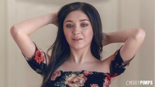 Teenage Luna αγαπά να γλείφει μπάλες και πιπιλίζουν πριν ιππασία σε Cherry Pimps Studios