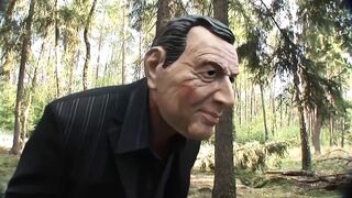 Ο μασκοφόρος εισβολέας χτυπάει τον ξανθό κώλο της Άννα Λένα στον πρωκτό