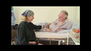 Carmen Blue με καυτές νοσοκόμες: γιαγιά και μιλφ πιπιλίζουν και αυνανίζονται
