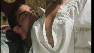 Η κρυφή ερωτική περιπέτεια της υπηρέτριας και του αφέντη με ένα μεγάλο πουλί