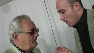 Παλιά Γουρούνια - Σέξι ξανθιά κοπέλα σε διπλό πρωκτικό με ένα άγριο τρίο